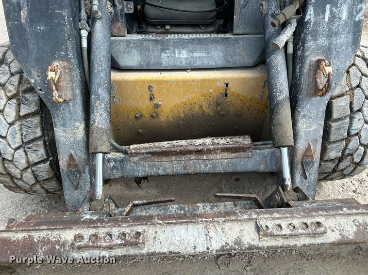 image for item MQ9356 1999 New Holland LX885  skid steer loader