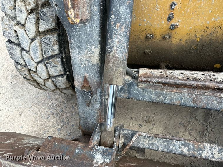 image for item MQ9356 1999 New Holland LX885  skid steer loader