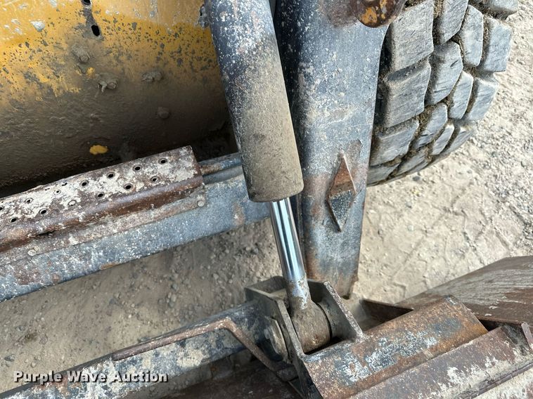 image for item MQ9356 1999 New Holland LX885  skid steer loader