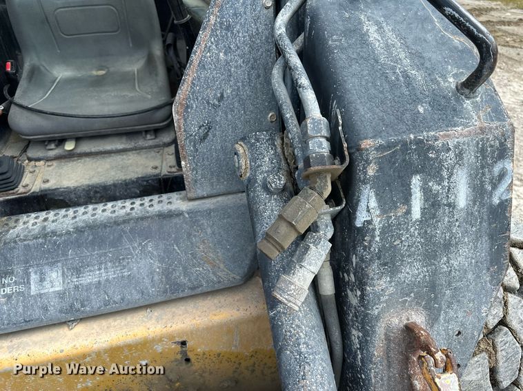 image for item MQ9356 1999 New Holland LX885  skid steer loader