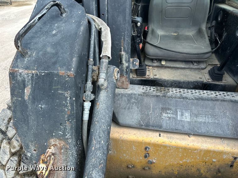 image for item MQ9356 1999 New Holland LX885  skid steer loader