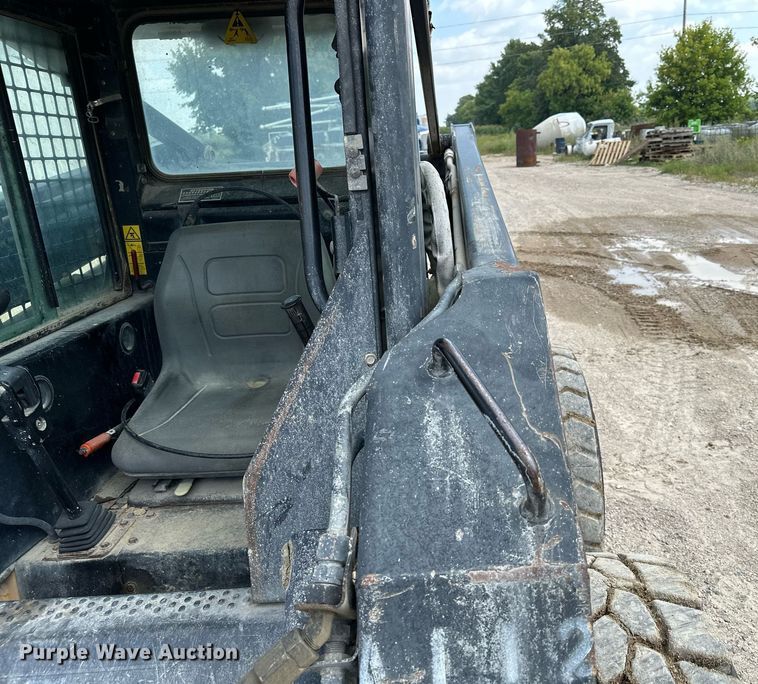 image for item MQ9356 1999 New Holland LX885  skid steer loader