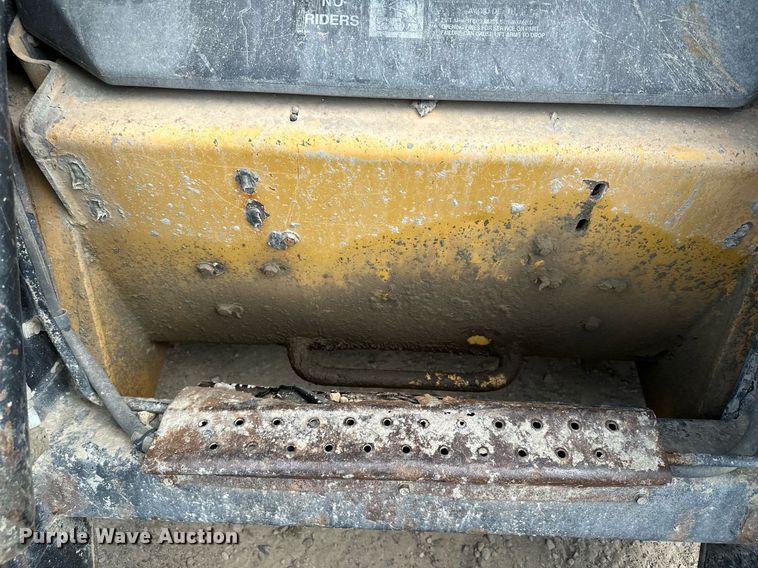 image for item MQ9356 1999 New Holland LX885  skid steer loader