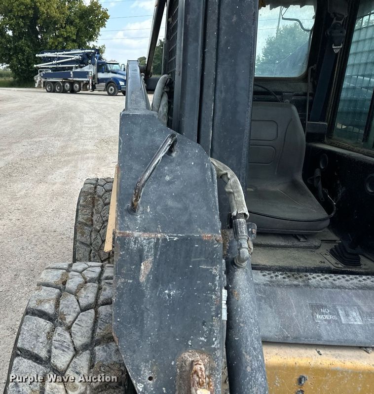image for item MQ9356 1999 New Holland LX885  skid steer loader