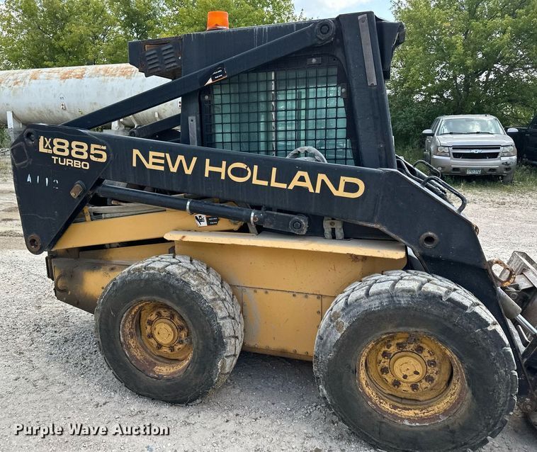 image for item MQ9356 1999 New Holland LX885  skid steer loader