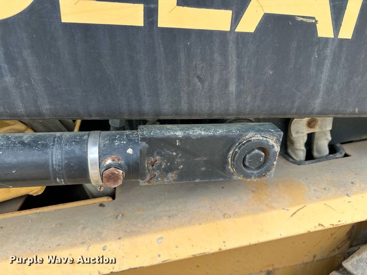 image for item MQ9356 1999 New Holland LX885  skid steer loader