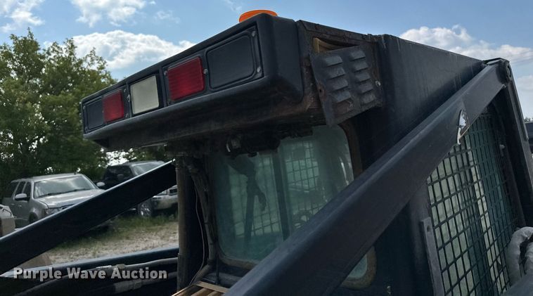 image for item MQ9356 1999 New Holland LX885  skid steer loader