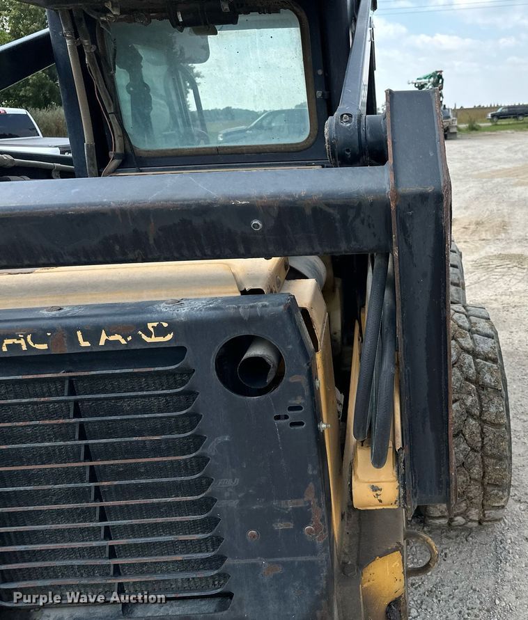 image for item MQ9356 1999 New Holland LX885  skid steer loader