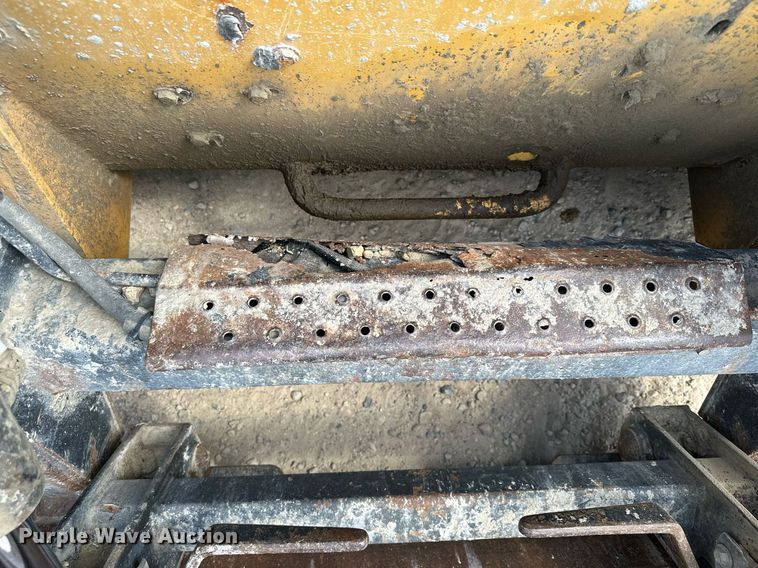 image for item MQ9356 1999 New Holland LX885  skid steer loader