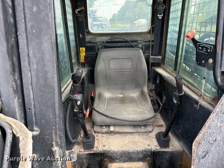 image for item MQ9356 1999 New Holland LX885  skid steer loader