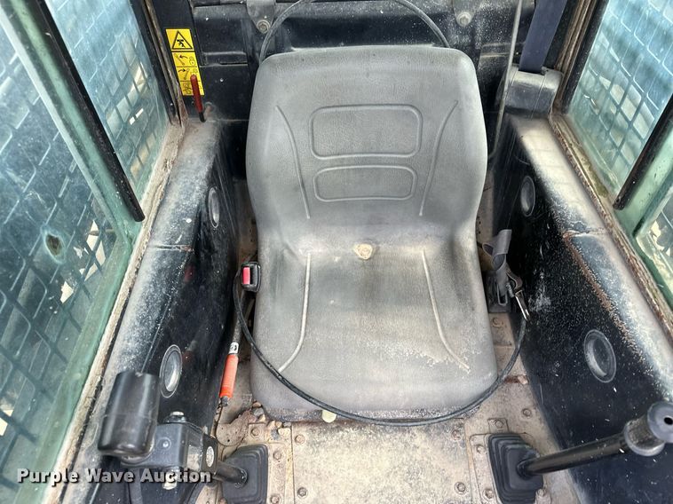 image for item MQ9356 1999 New Holland LX885  skid steer loader