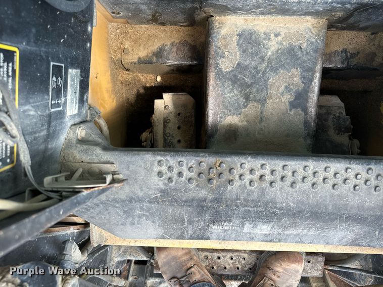 image for item MQ9356 1999 New Holland LX885  skid steer loader