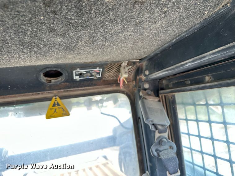 image for item MQ9356 1999 New Holland LX885  skid steer loader