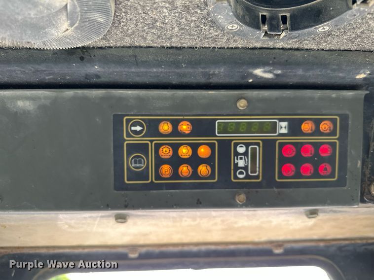 image for item MQ9356 1999 New Holland LX885  skid steer loader