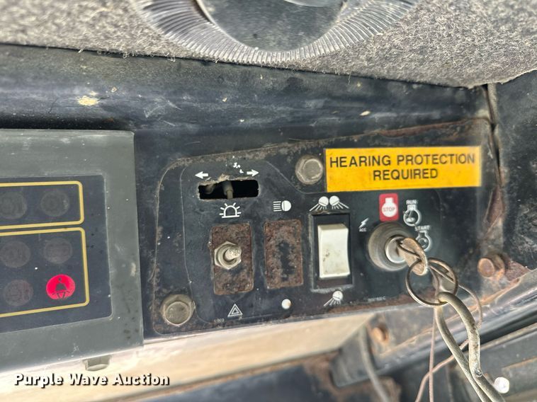 image for item MQ9356 1999 New Holland LX885  skid steer loader