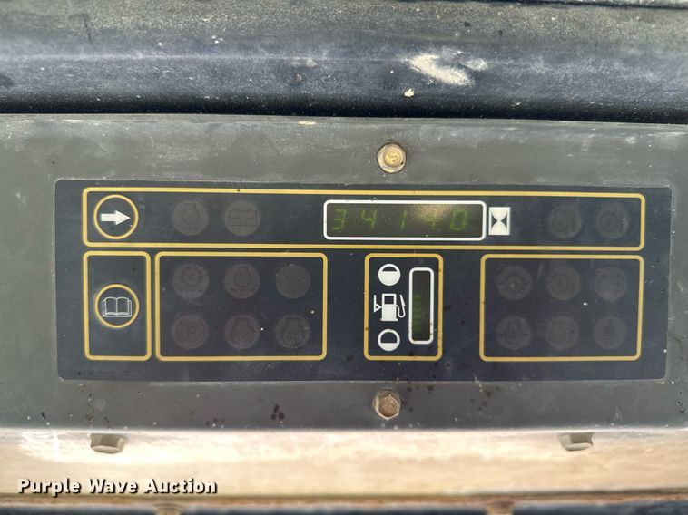 image for item MQ9356 1999 New Holland LX885  skid steer loader