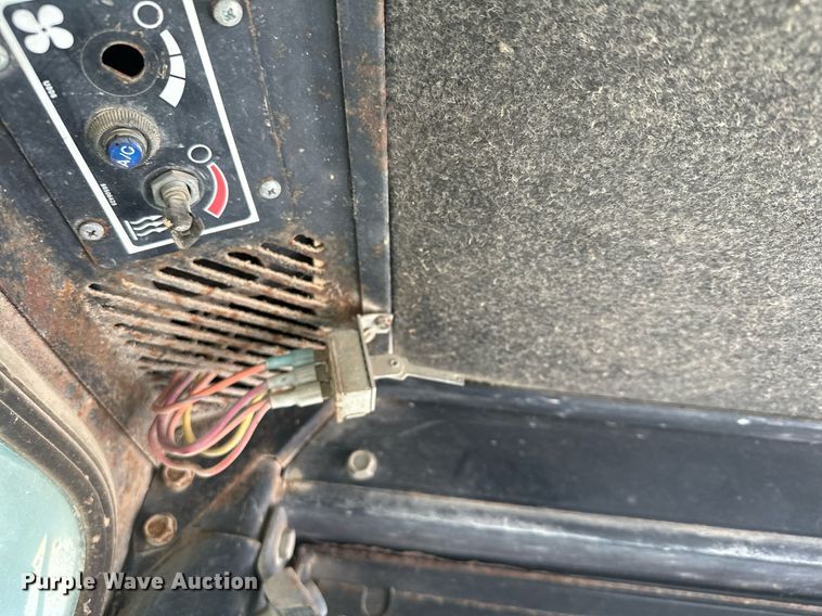 image for item MQ9356 1999 New Holland LX885  skid steer loader