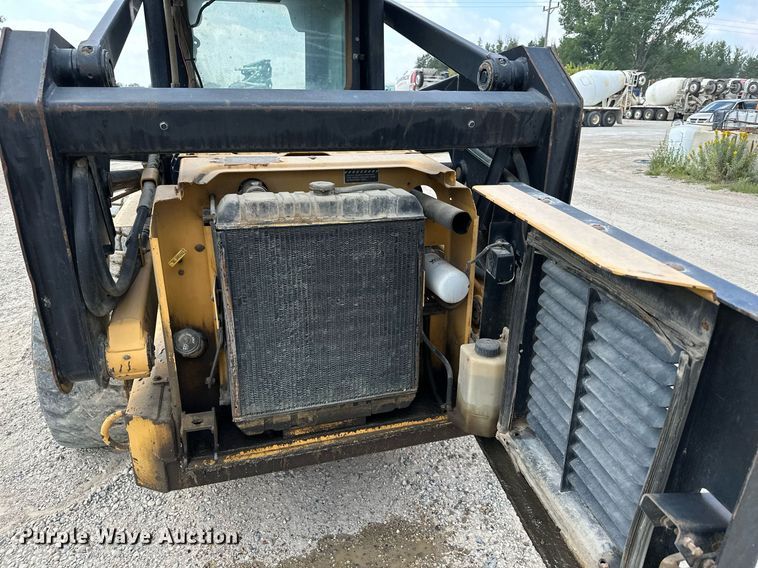 image for item MQ9356 1999 New Holland LX885  skid steer loader