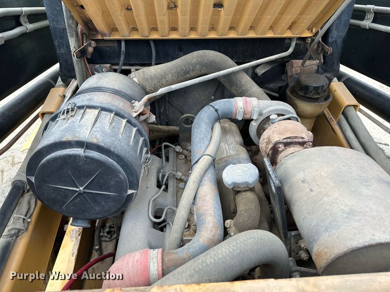 image for item MQ9356 1999 New Holland LX885  skid steer loader