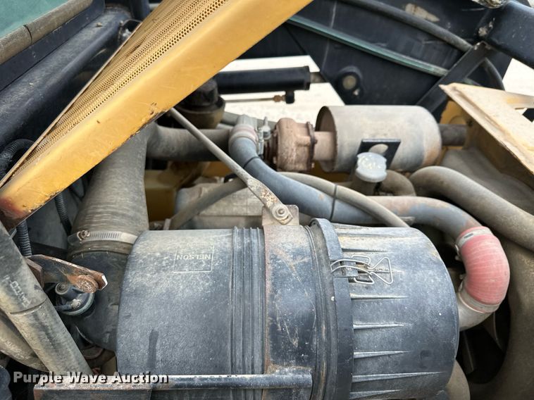 image for item MQ9356 1999 New Holland LX885  skid steer loader