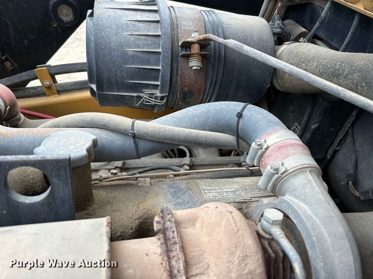 image for item MQ9356 1999 New Holland LX885  skid steer loader