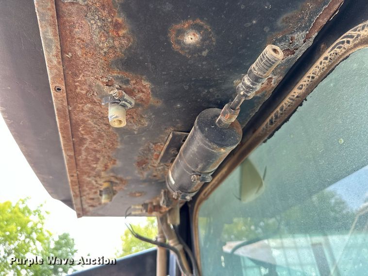 image for item MQ9356 1999 New Holland LX885  skid steer loader