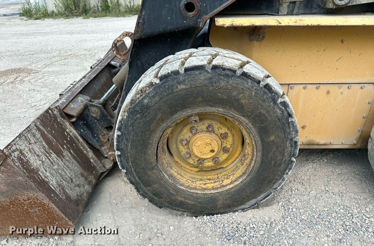 image for item MQ9356 1999 New Holland LX885  skid steer loader