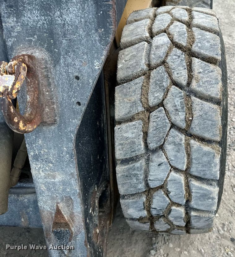 image for item MQ9356 1999 New Holland LX885  skid steer loader