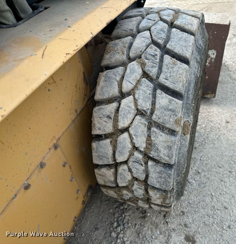 image for item MQ9356 1999 New Holland LX885  skid steer loader