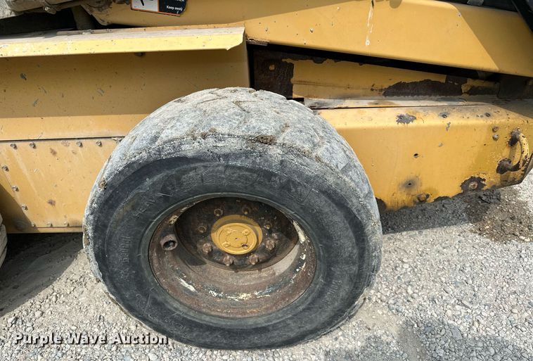 image for item MQ9356 1999 New Holland LX885  skid steer loader