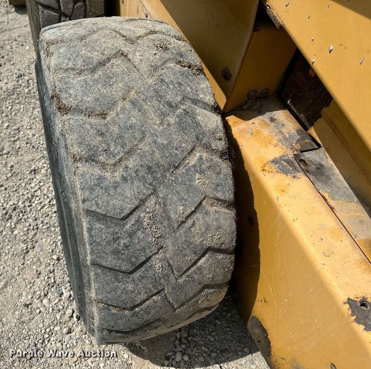 image for item MQ9356 1999 New Holland LX885  skid steer loader