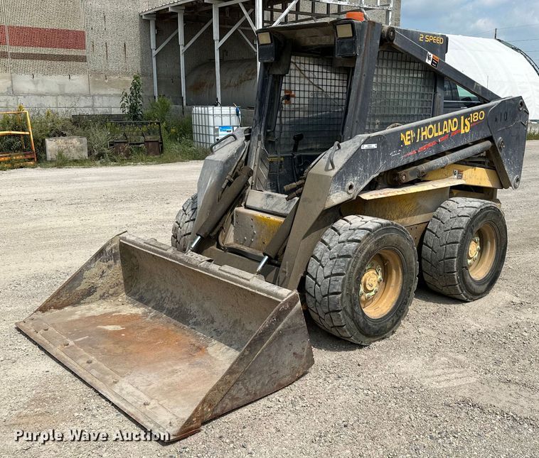 image for item MQ9357 2001 New Holland LS180  skid steer loader