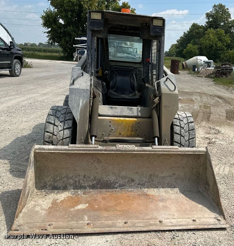 image for item MQ9357 2001 New Holland LS180  skid steer loader