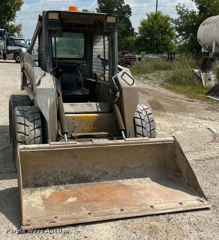 image for item MQ9357 2001 New Holland LS180  skid steer loader