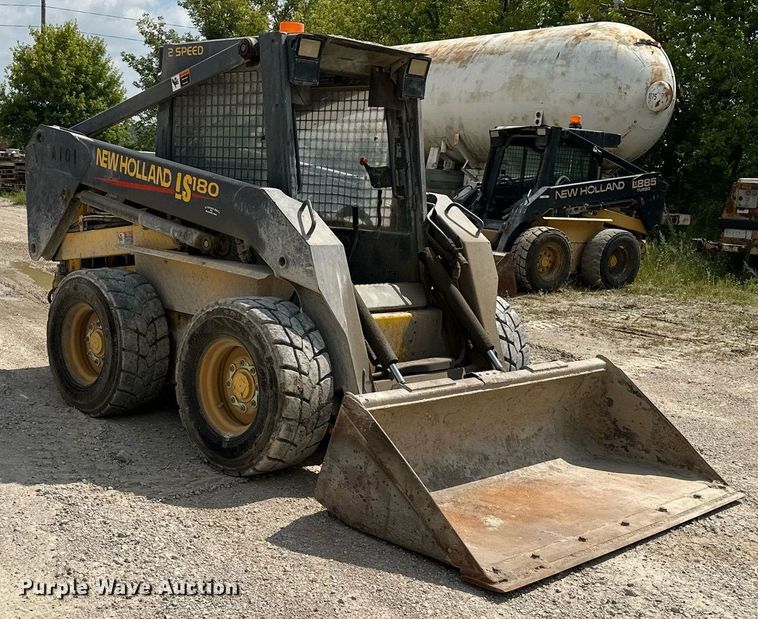 image for item MQ9357 2001 New Holland LS180  skid steer loader