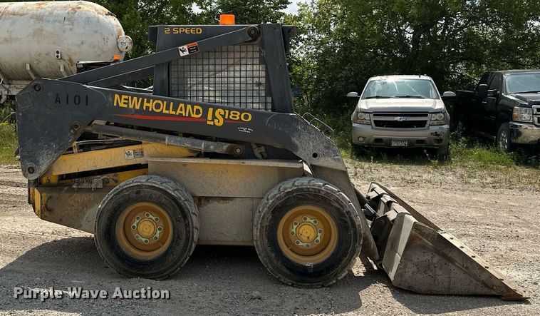 image for item MQ9357 2001 New Holland LS180  skid steer loader