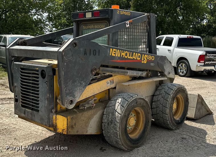 image for item MQ9357 2001 New Holland LS180  skid steer loader