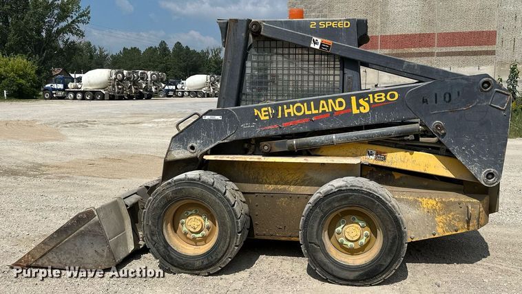 image for item MQ9357 2001 New Holland LS180  skid steer loader