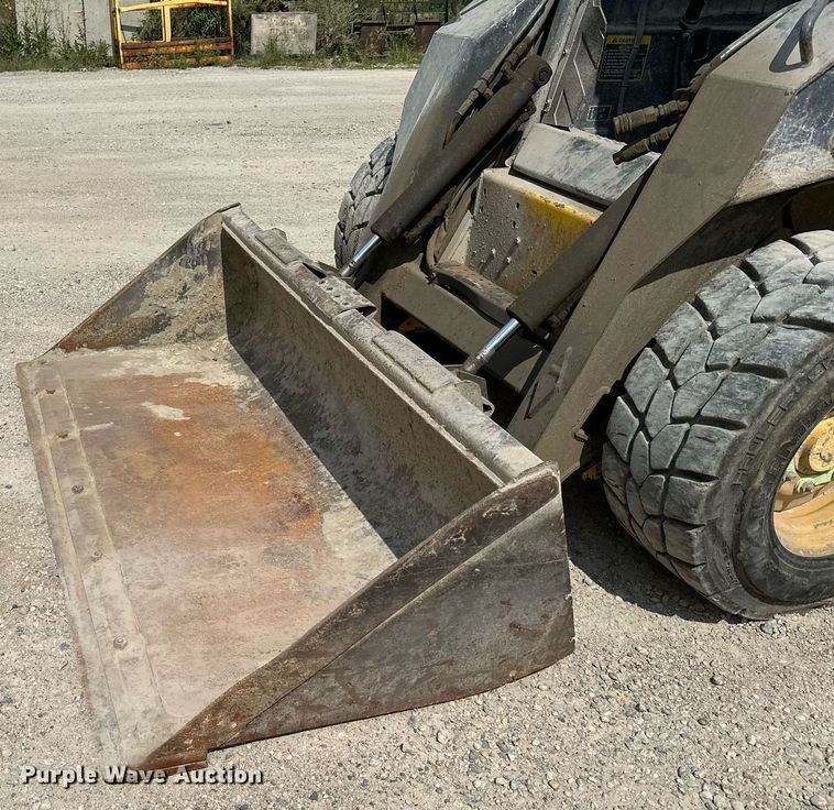 image for item MQ9357 2001 New Holland LS180  skid steer loader