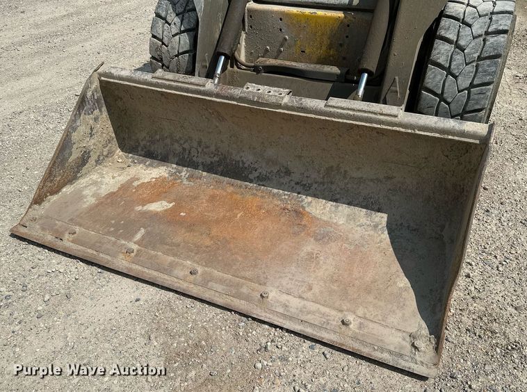 image for item MQ9357 2001 New Holland LS180  skid steer loader