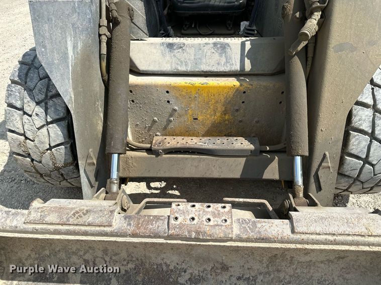 image for item MQ9357 2001 New Holland LS180  skid steer loader