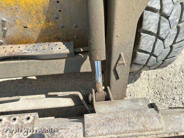 image for item MQ9357 2001 New Holland LS180  skid steer loader