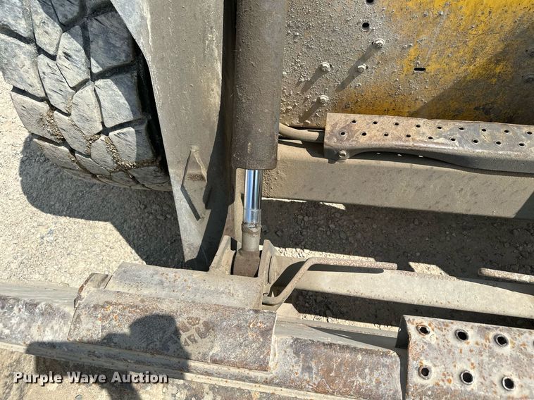 image for item MQ9357 2001 New Holland LS180  skid steer loader