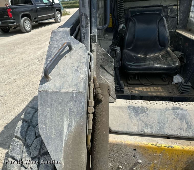 image for item MQ9357 2001 New Holland LS180  skid steer loader