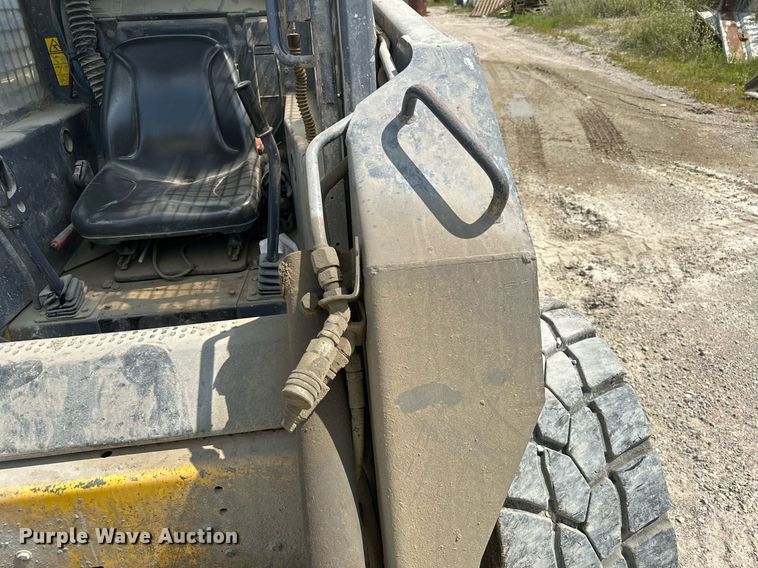 image for item MQ9357 2001 New Holland LS180  skid steer loader