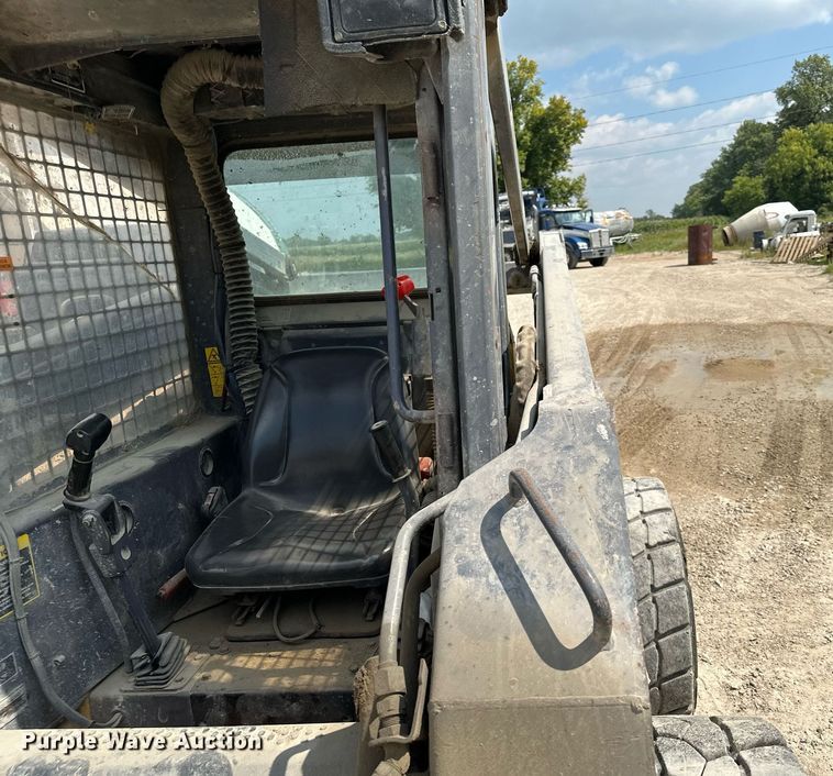 image for item MQ9357 2001 New Holland LS180  skid steer loader