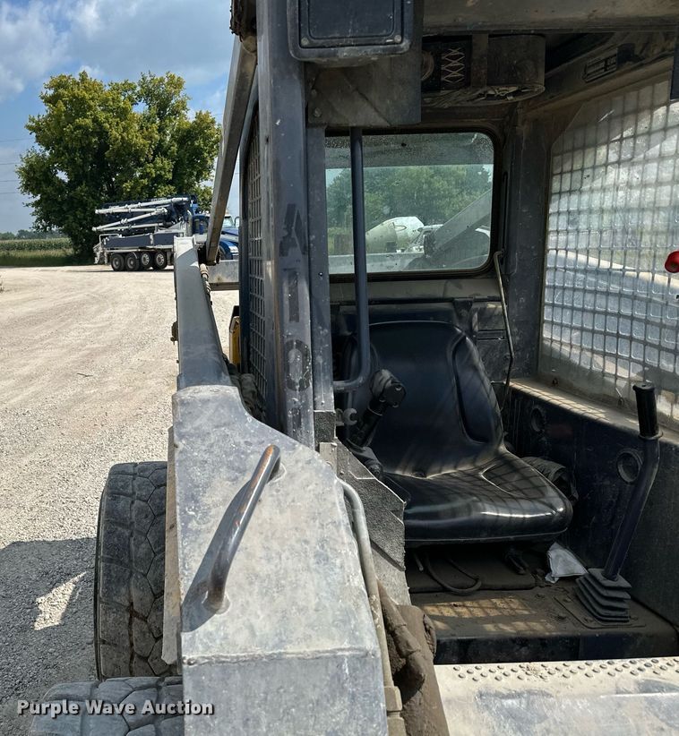 image for item MQ9357 2001 New Holland LS180  skid steer loader