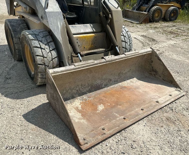 image for item MQ9357 2001 New Holland LS180  skid steer loader