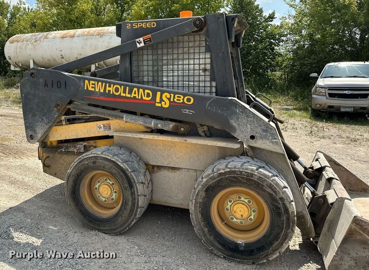 image for item MQ9357 2001 New Holland LS180  skid steer loader