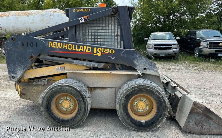 image for item MQ9357 2001 New Holland LS180  skid steer loader